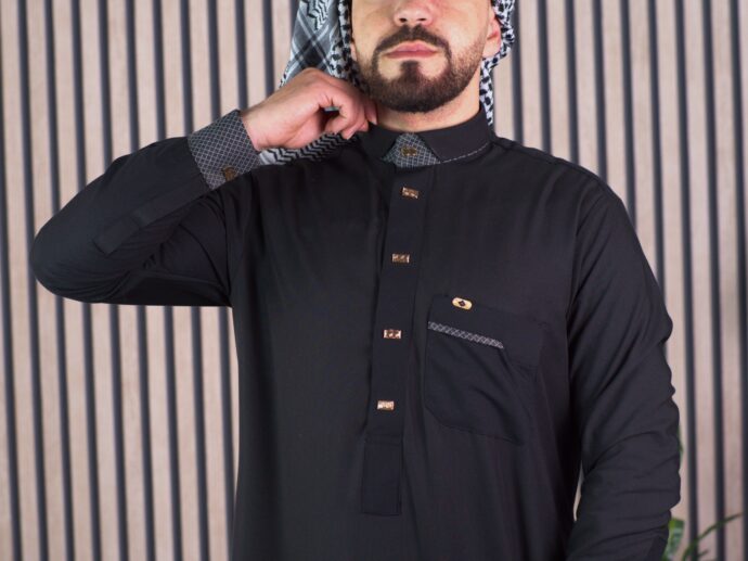 ⁦قميص الثوب النافع الاسود بكول شوميزي و طرز فاخر⁩ - الصورة ⁦2⁩