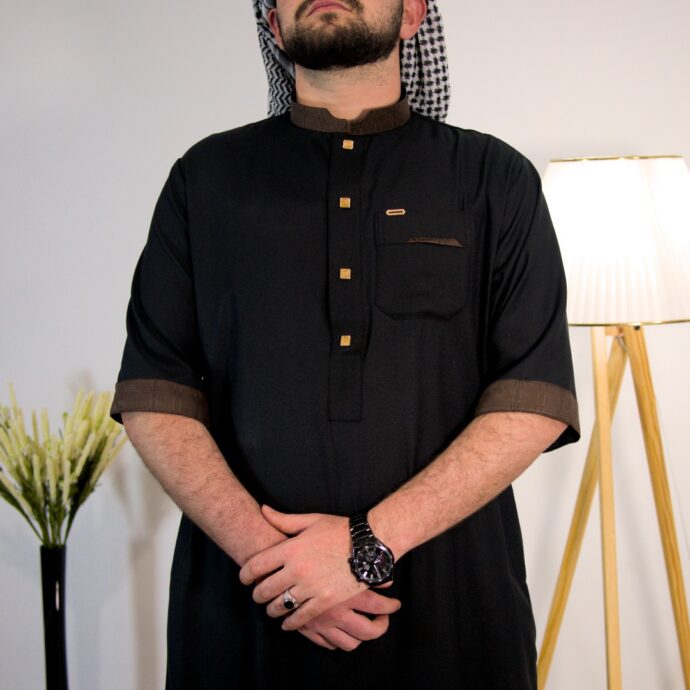 ⁦قميص النافع الاسود بقماش قطني رفيع⁩ - الصورة ⁦3⁩